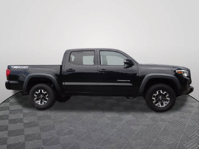 Used 2019 Toyota Tacoma TRD Off-Road w/ Technology Package AWD/4WD image 2
