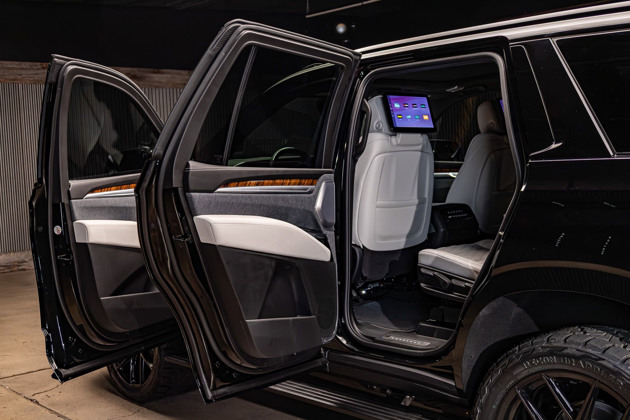 Used 2026 Cadillac Escalade Platinum Sport w/ LPO, ONYX Package image 27