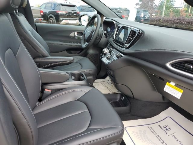 New 2026 Chrysler Pacifica Select image 8