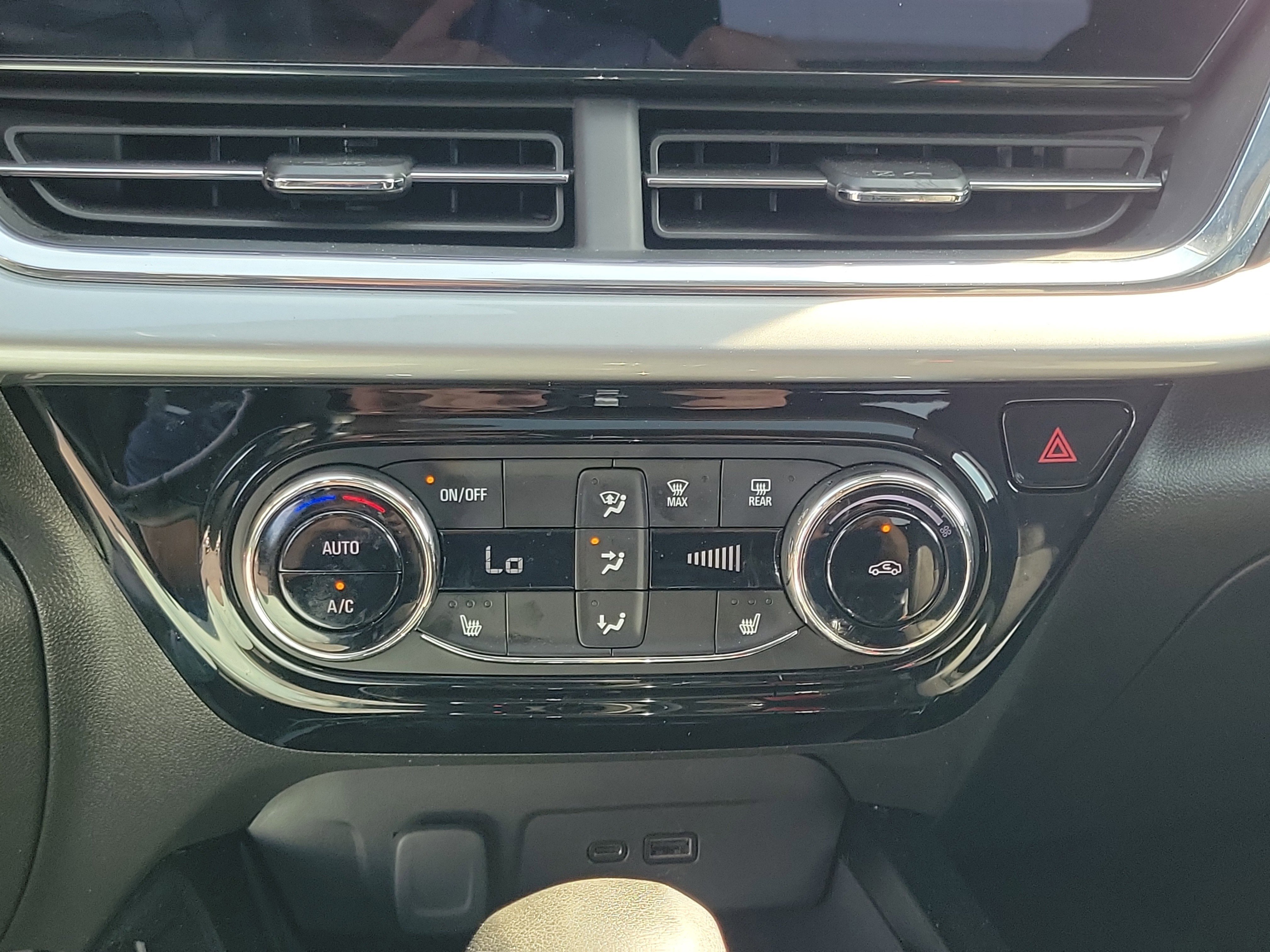 Used 2024 Chevrolet Trax LT w/ Sunroof Package FWD image 27