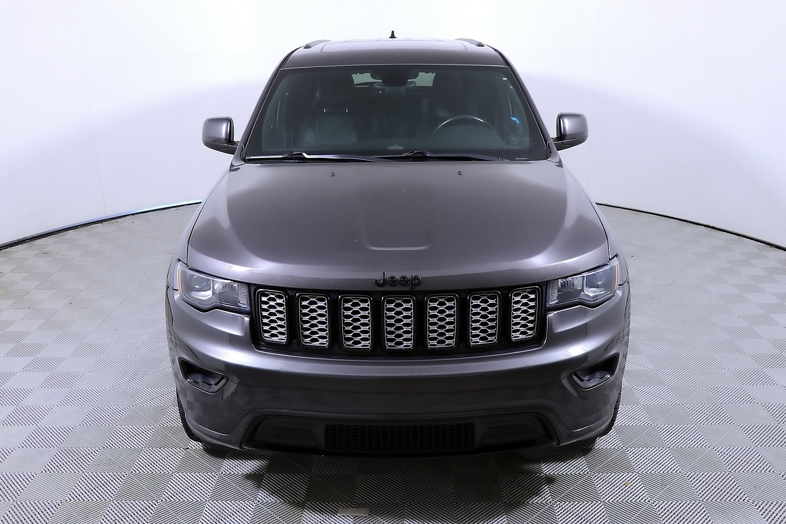 Used 2017 Jeep Grand Cherokee Altitude RWD image 4