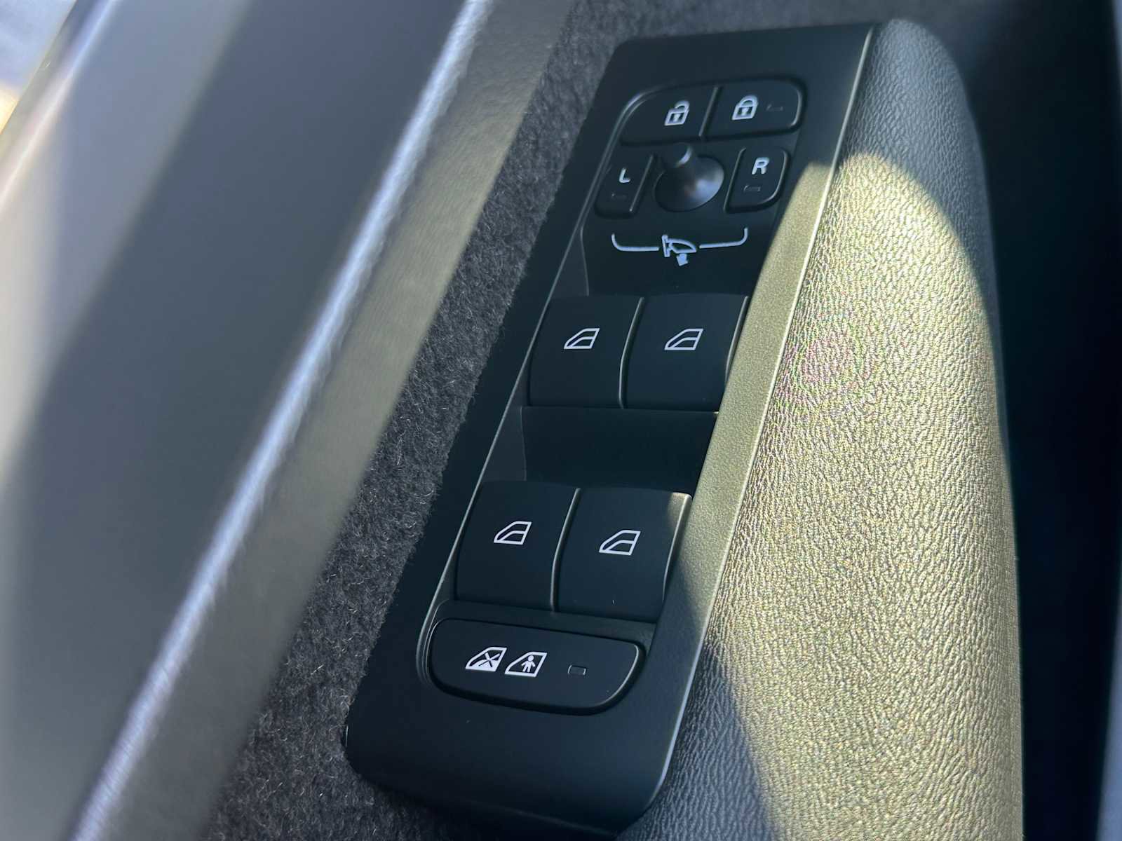 New 2026 Volvo XC40 B5 Ultra w/ Protection Package Premier image 21