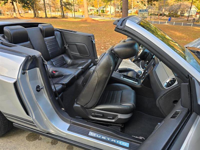 Used 2010 Ford Mustang Convertible image 18