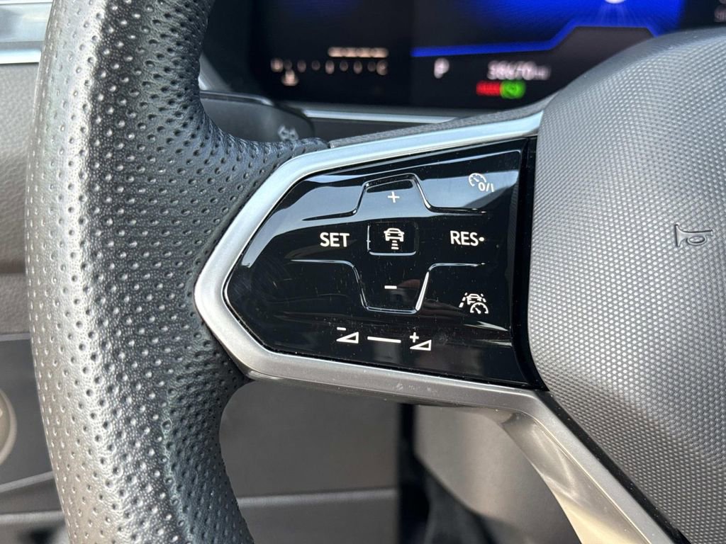 Used 2022 Volkswagen Tiguan SE R-Line image 44