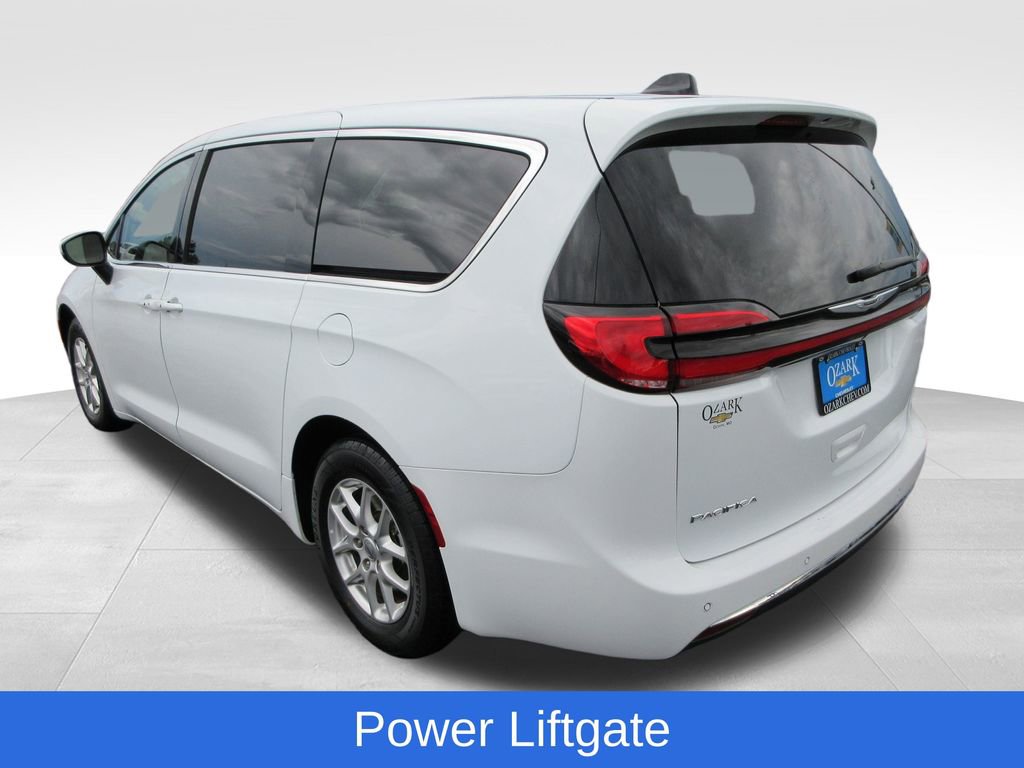 Used 2023 Chrysler Pacifica Touring-L FWD image 3