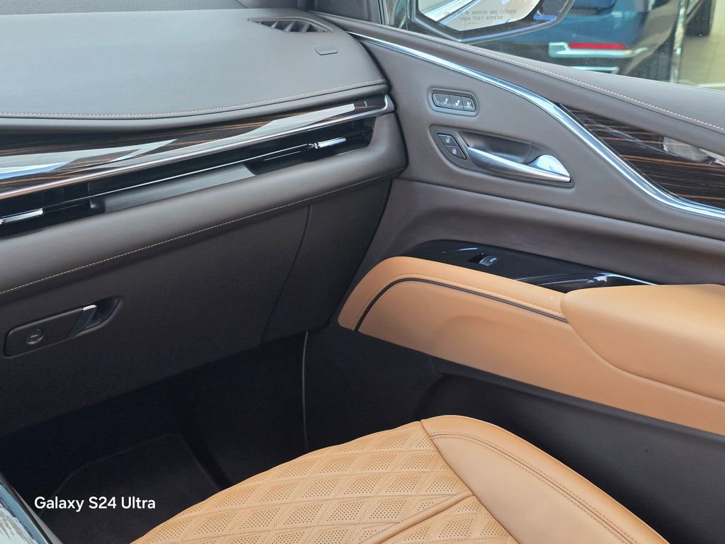 Used 2024 Cadillac Escalade Premium Luxury AWD/4WD image 22