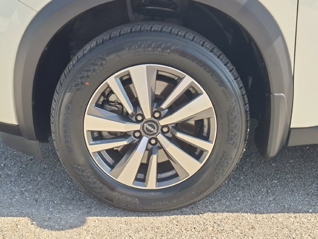 Used 2024 Nissan Pathfinder SL w/ Black Appearance Package FWD image 11