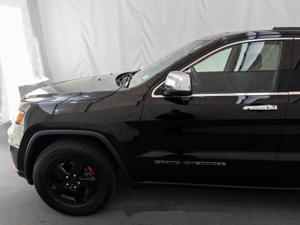 Used 2018 Jeep Grand Cherokee Laredo image 3