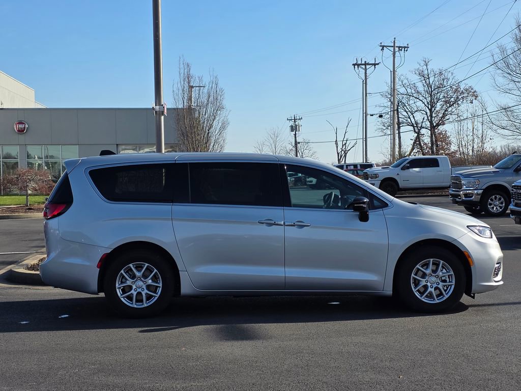 New 2026 Chrysler Pacifica Select image 5