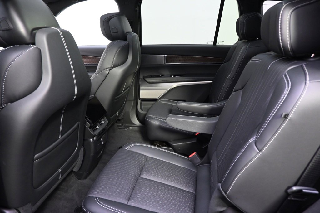New 2026 Cadillac Vistiq Sport w/ LPO, Floor Liner Package image 21