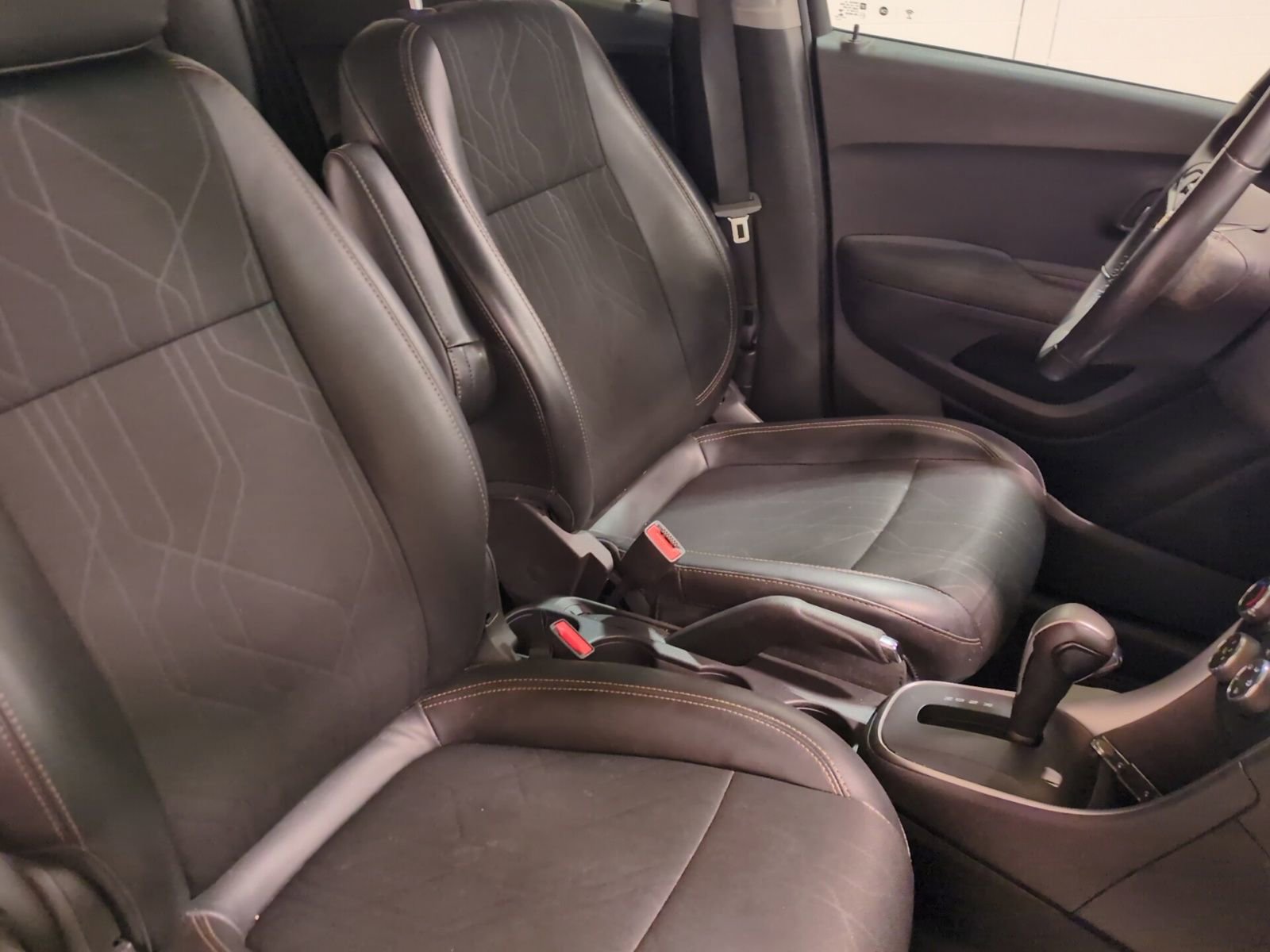 Used 2020 Chevrolet Trax LT w/ LT Convenience Package image 11