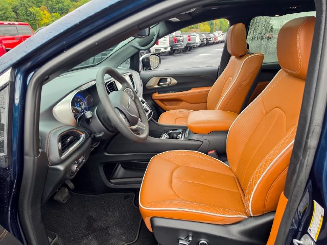 Used 2025 Chrysler Pacifica Pinnacle FWD image 18