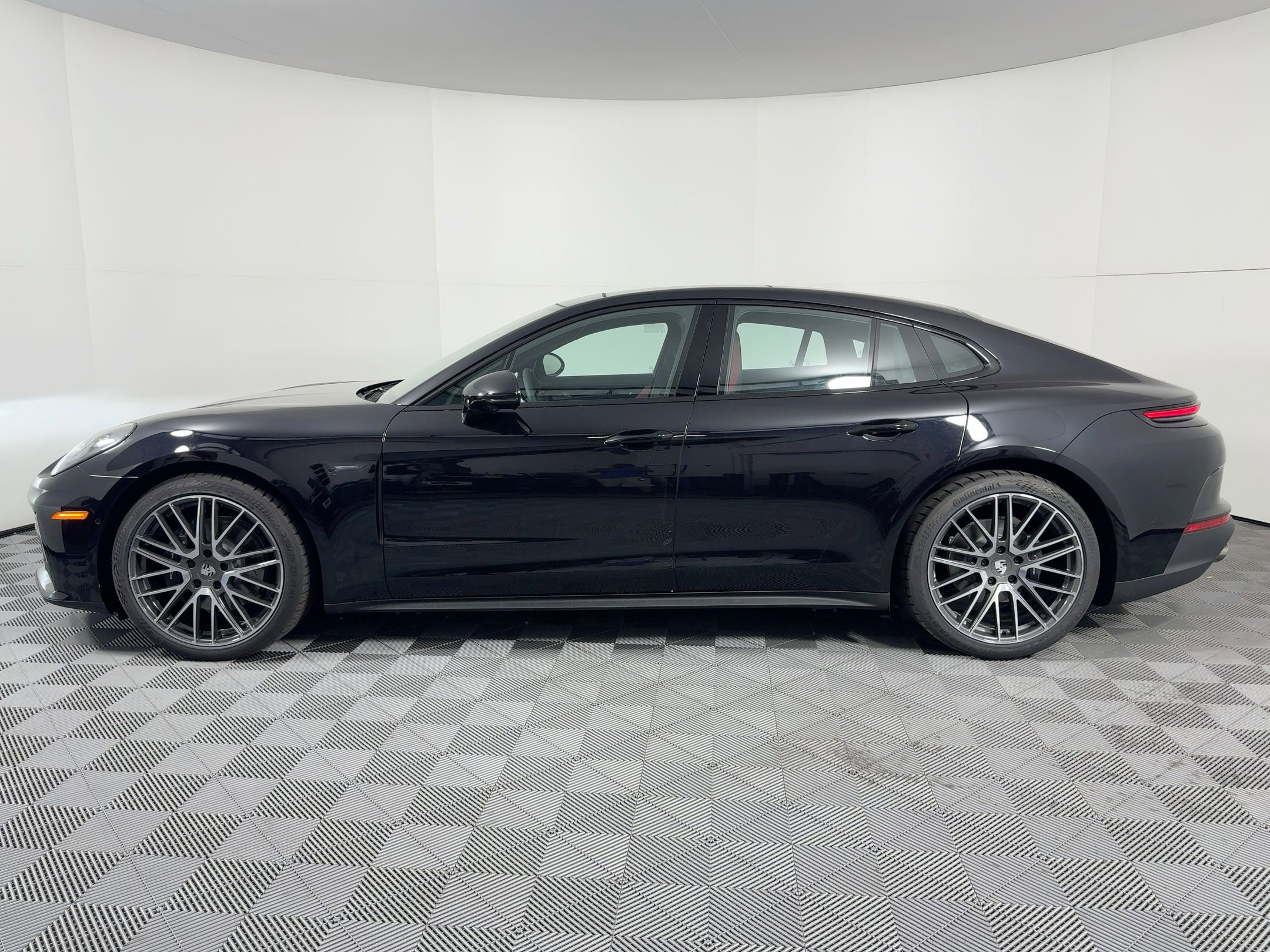 Used 2026 Porsche Panamera image 2
