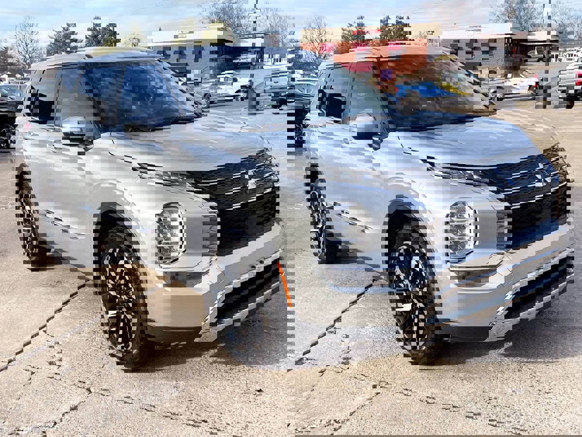 Used 2022 Mitsubishi Outlander ES image 2