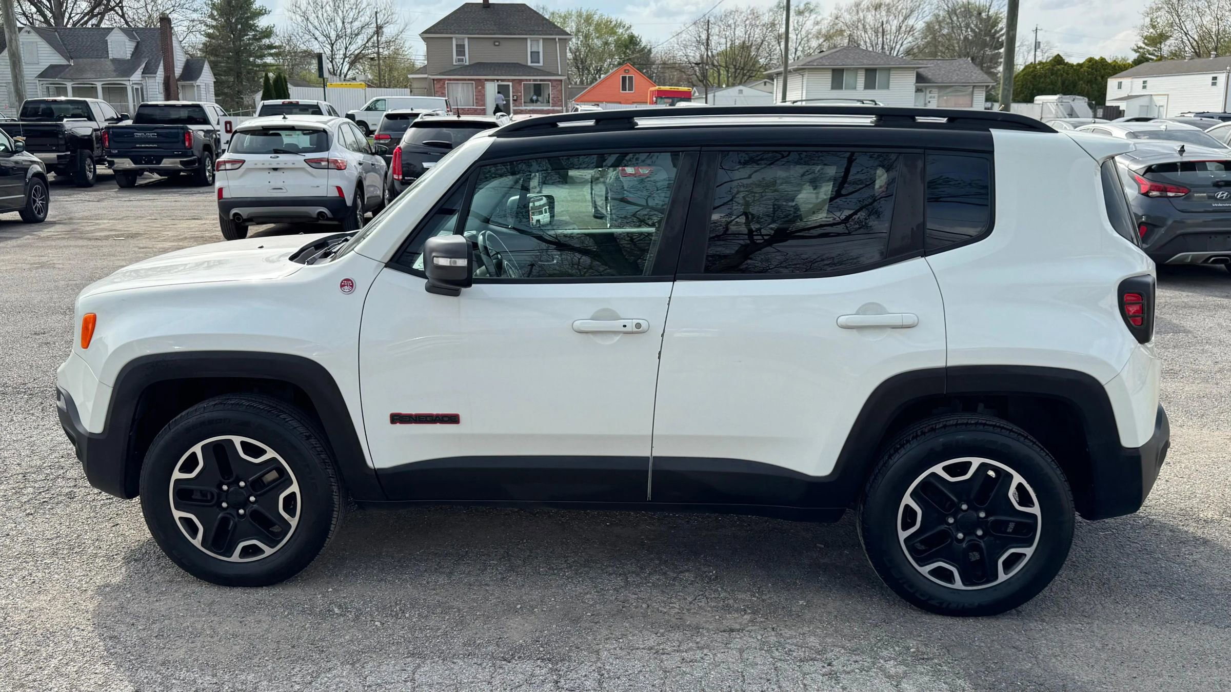 Used 2016 Jeep Renegade Trailhawk AWD/4WD image 2