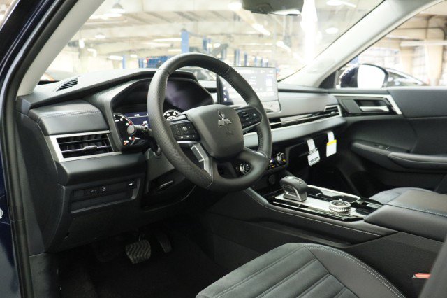 New 2026 Mitsubishi Outlander FWD image 5