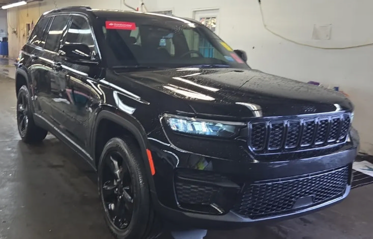 Used 2023 Jeep Grand Cherokee Altitude AWD/4WD image 1