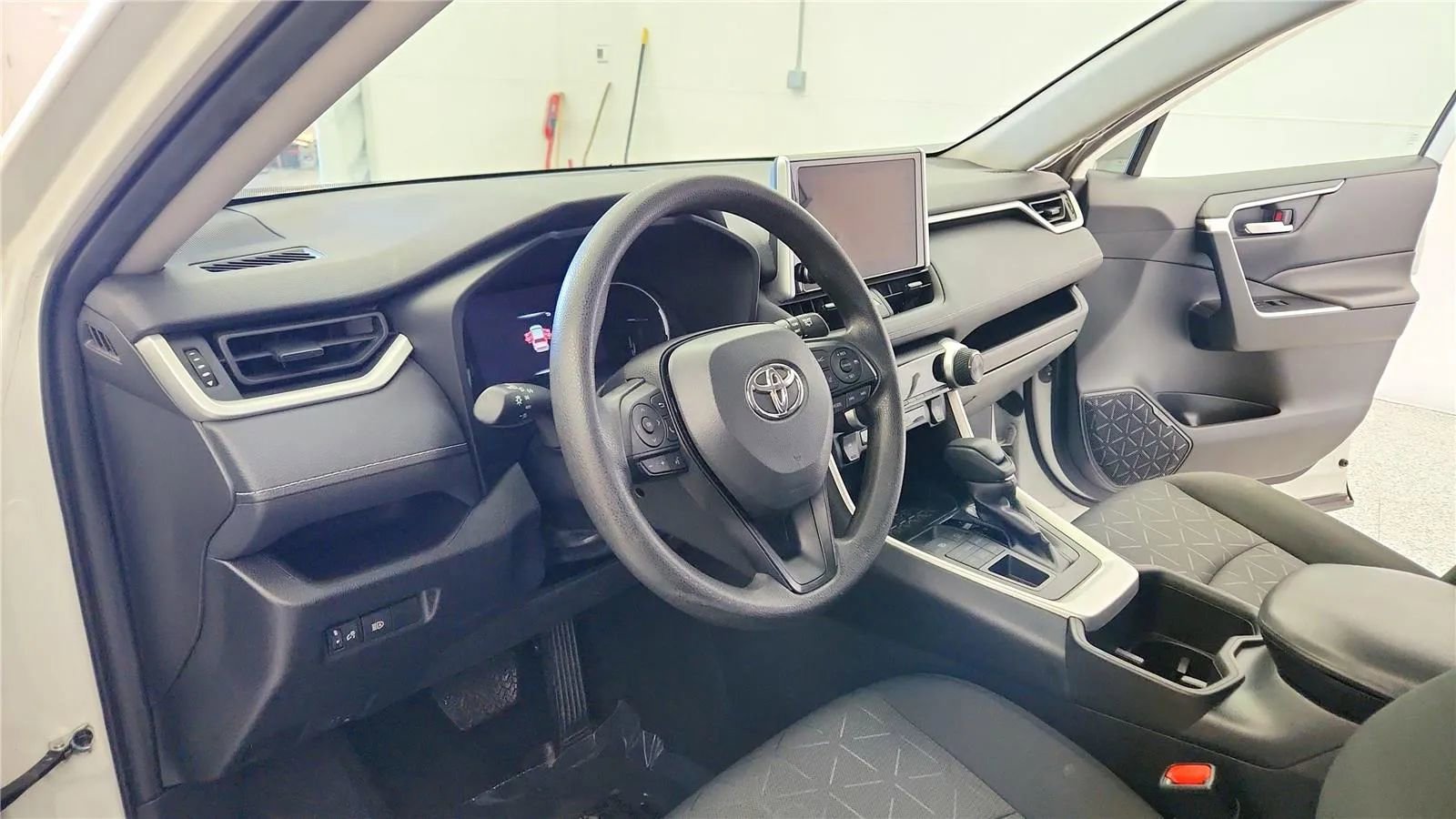 Used 2023 Toyota RAV4 XLE AWD/4WD image 22