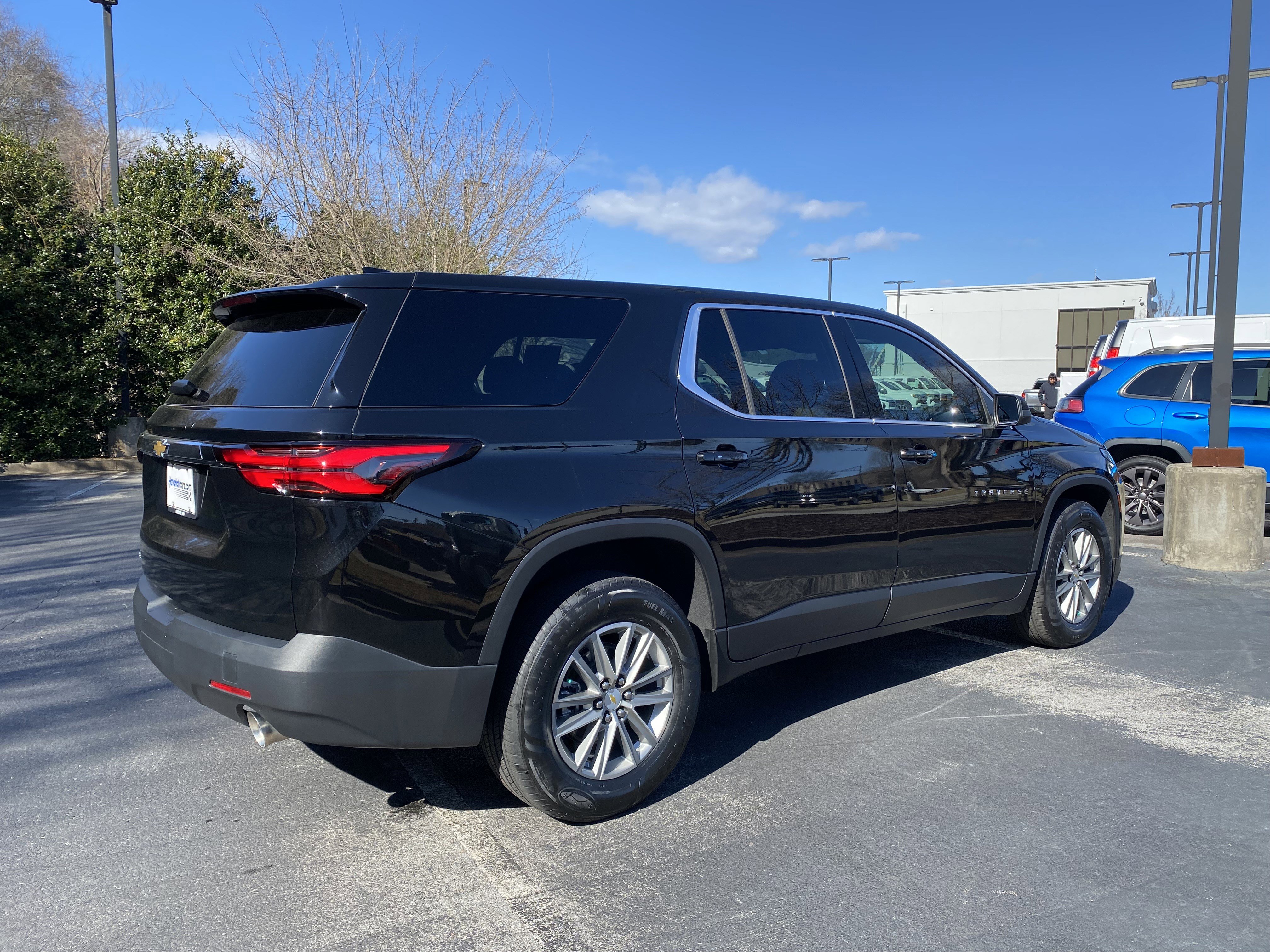 Used 2023 Chevrolet Traverse LS image 9
