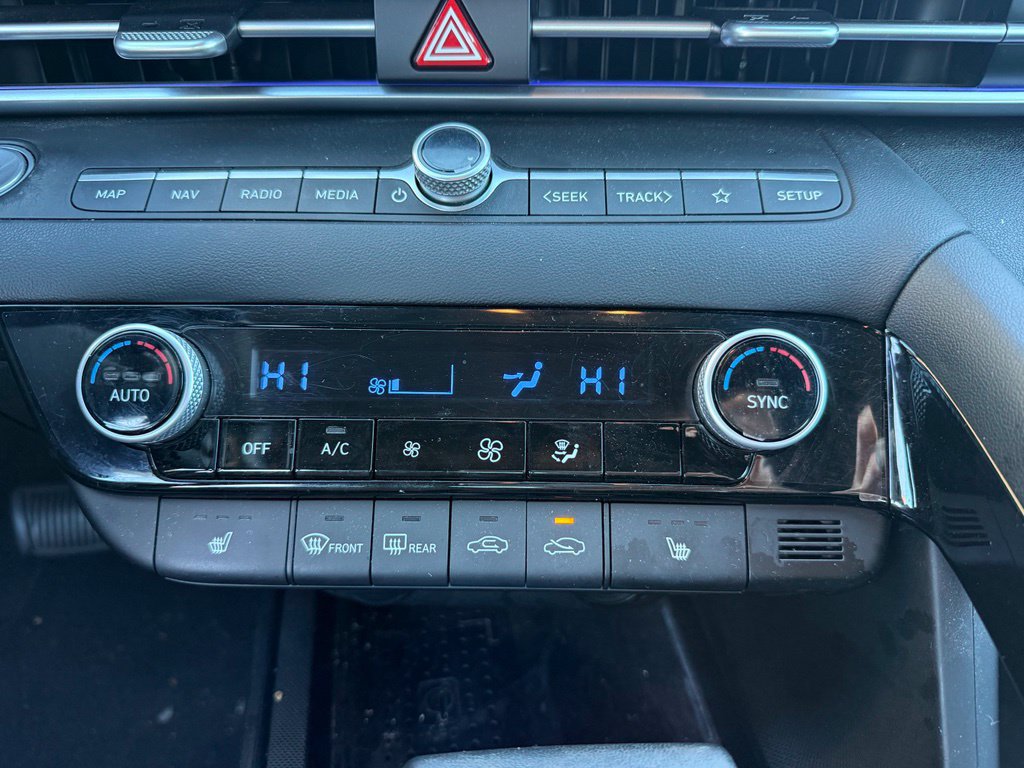 Certified 2022 Hyundai Elantra Limited FWD image 17