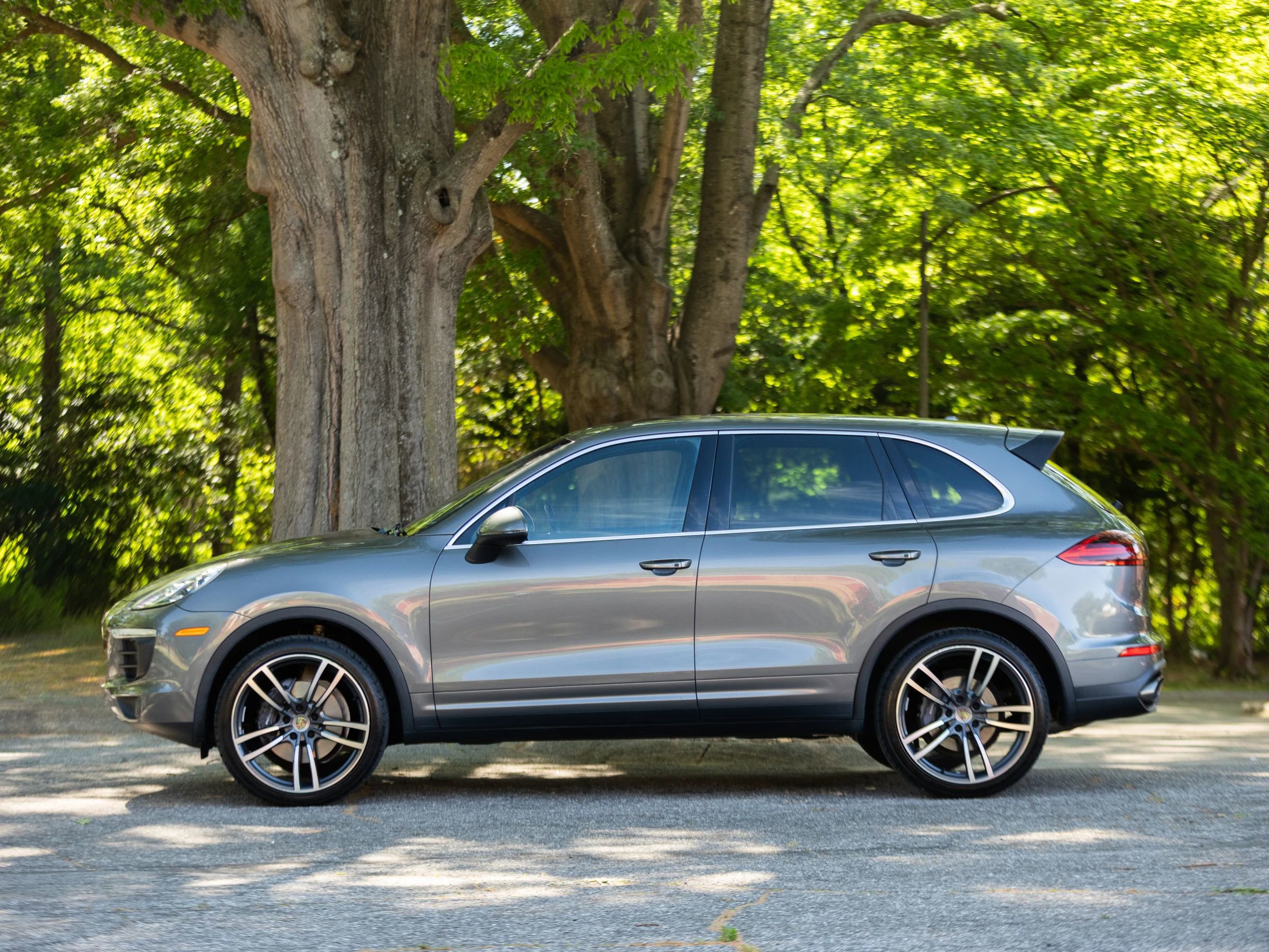 Used 2016 Porsche Cayenne w/ Premium Package AWD/4WD image 11