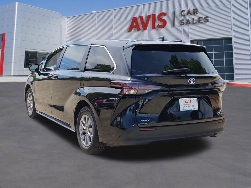 Used 2025 Toyota Sienna LE image 3