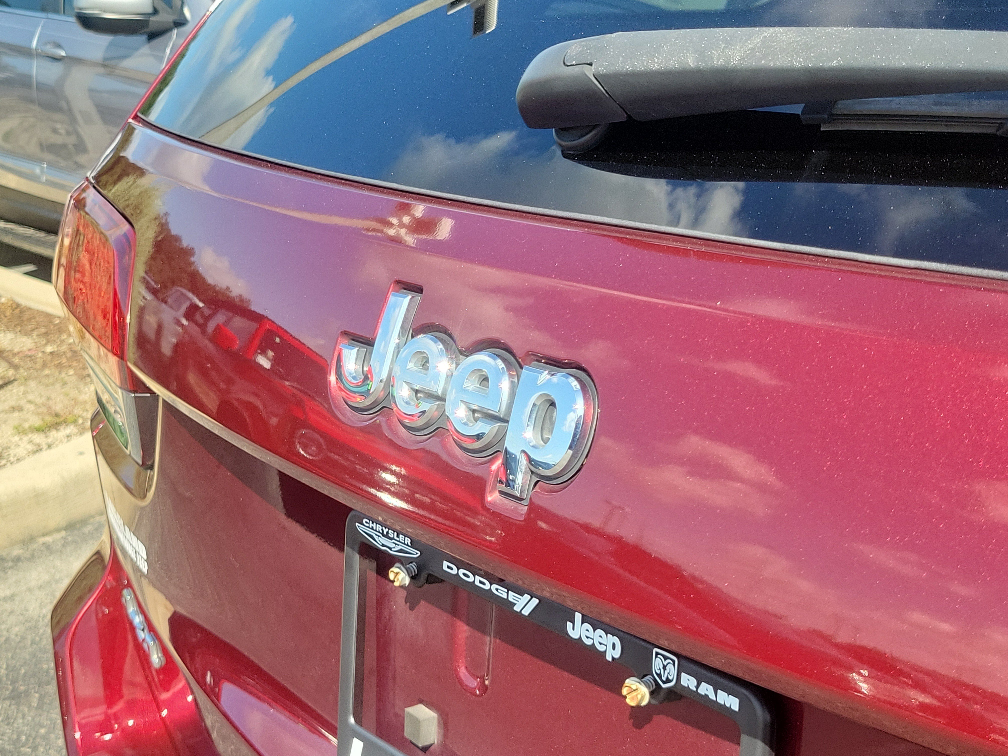 Used 2022 Jeep Grand Cherokee Laredo E AWD/4WD image 7