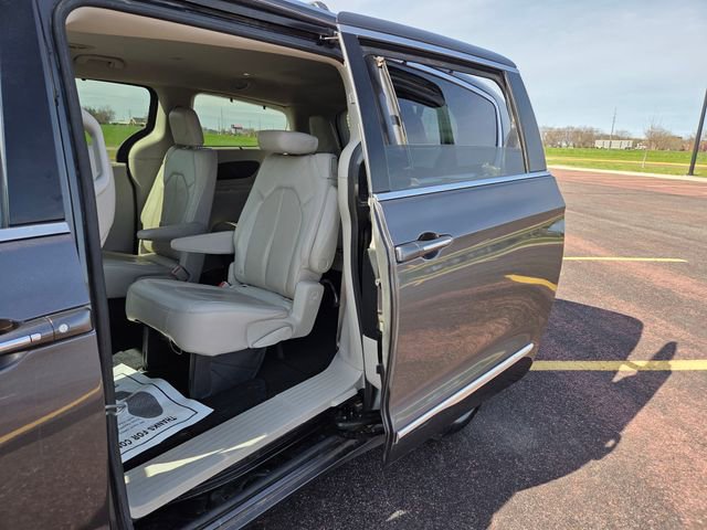 Used 2018 Chrysler Pacifica Touring-L FWD image 47