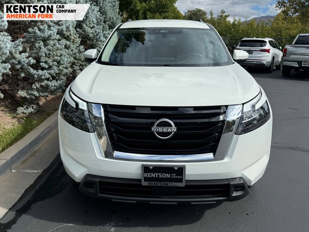 Used 2025 Nissan Pathfinder SV image 2