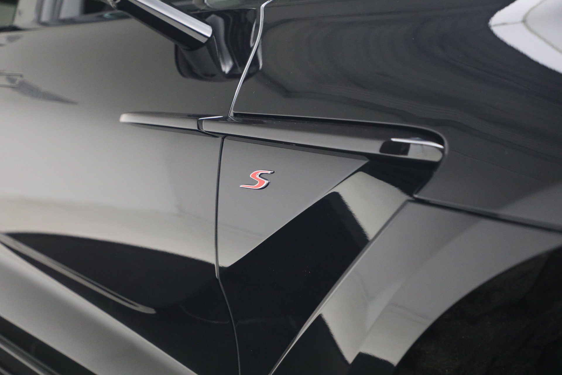 New 2026 Aston Martin DBX S image 38