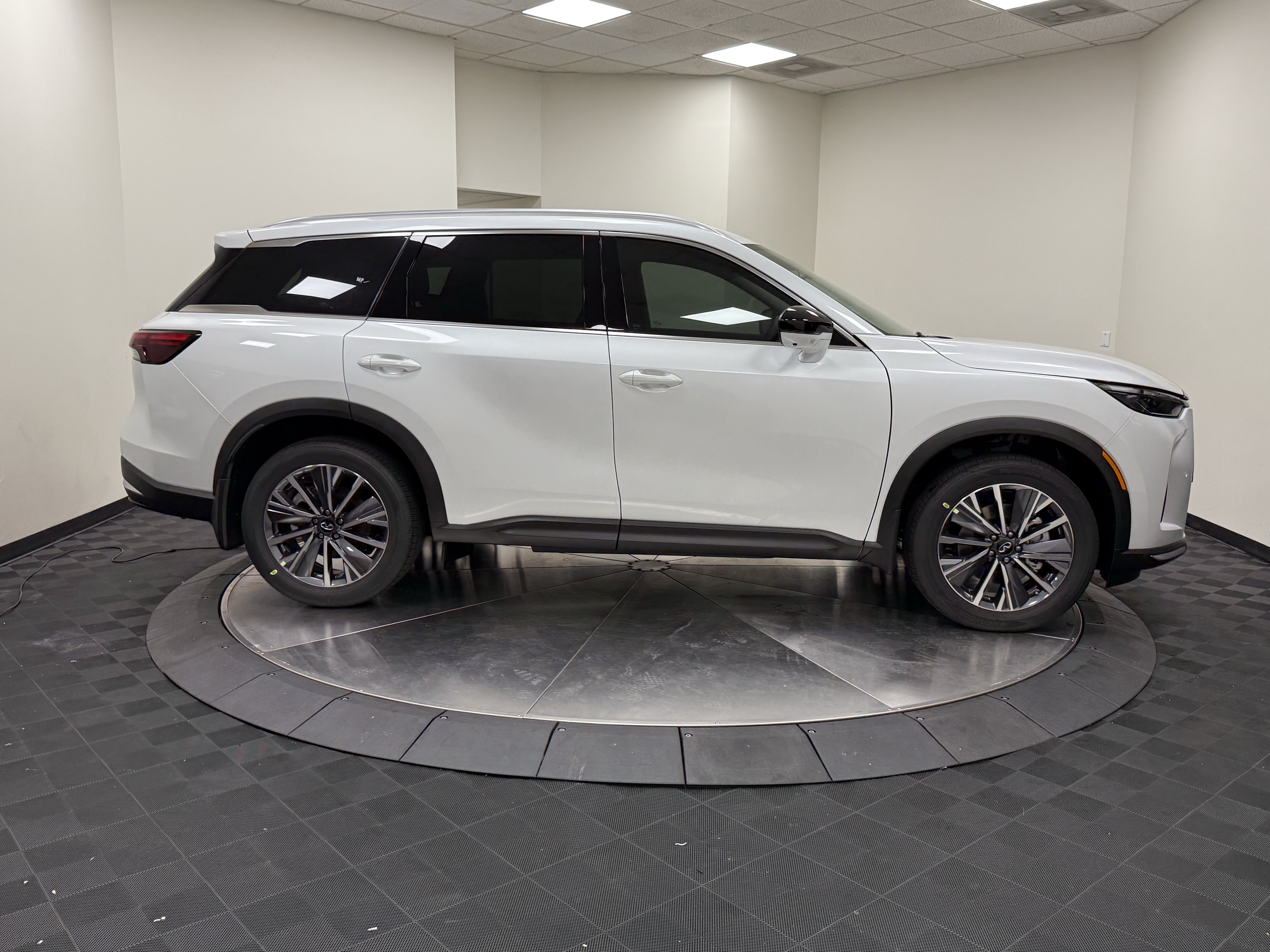 Certified 2027 INFINITI QX60 Luxe w/ Family Package FWD image 8