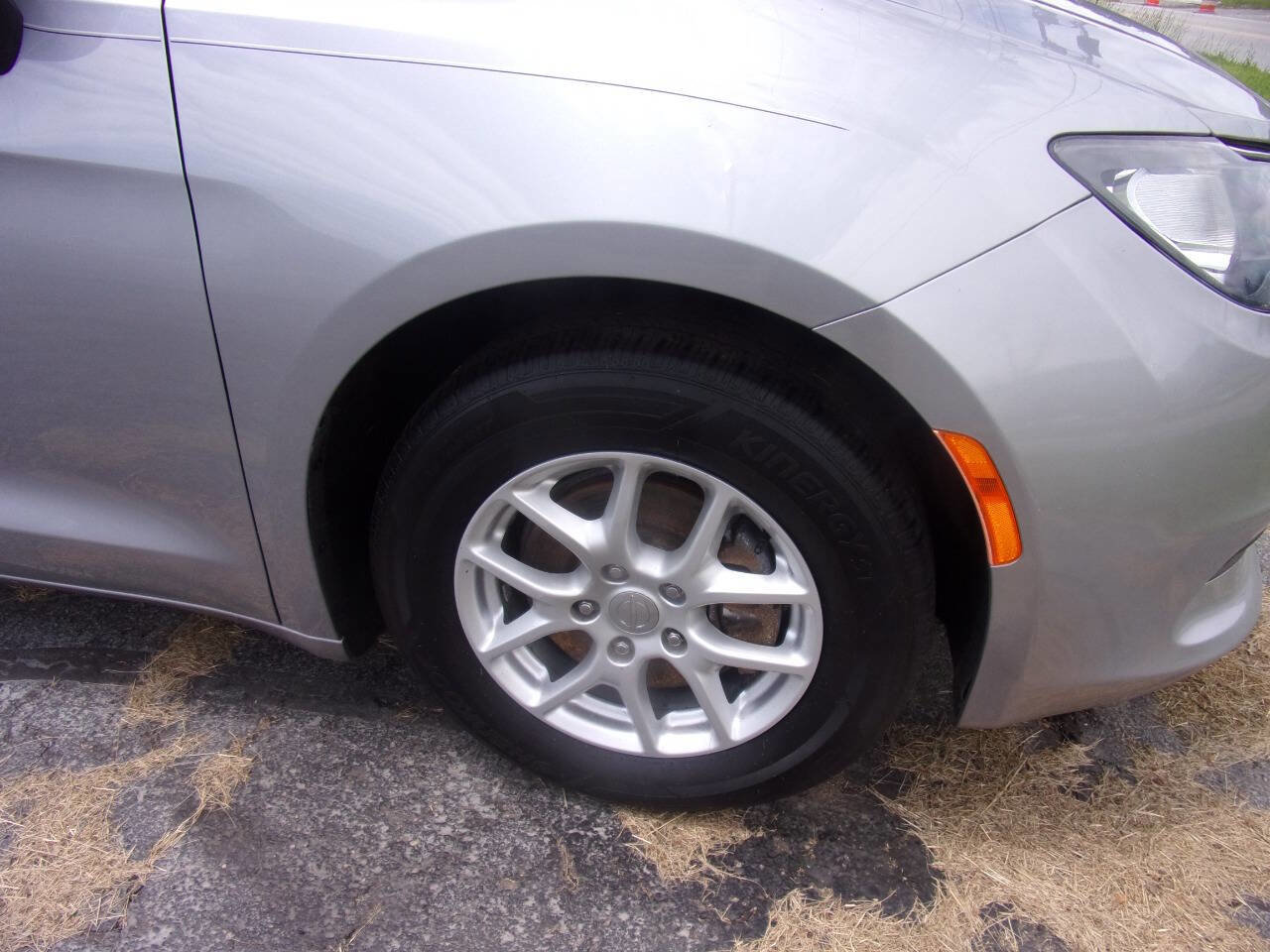 Used 2017 Chrysler Pacifica Touring image 12