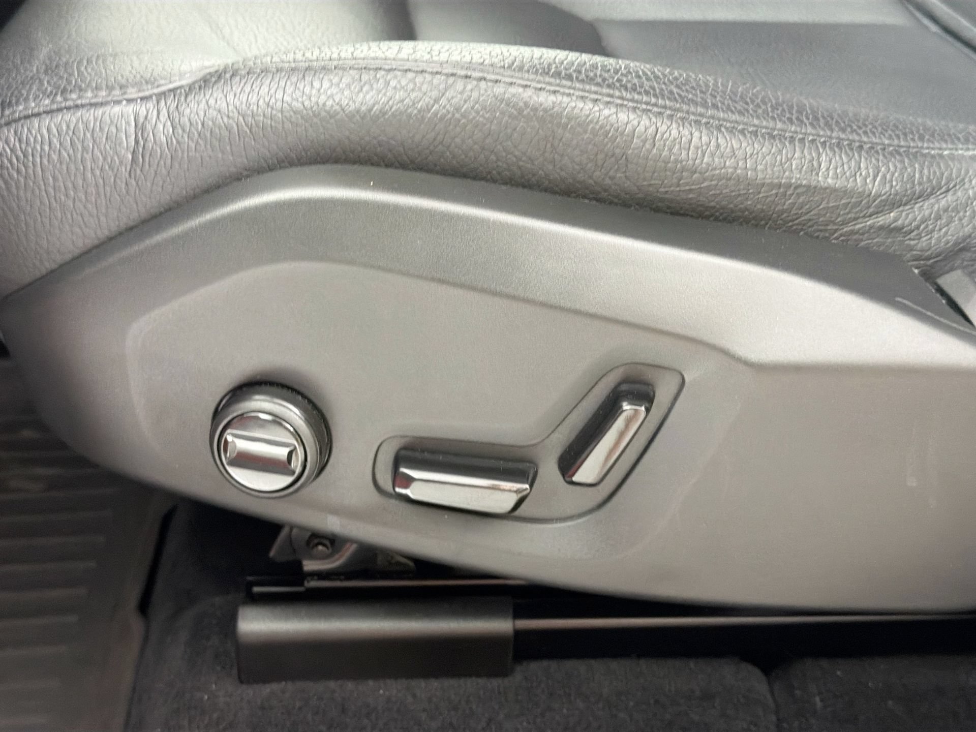 Certified 2023 Volvo XC60 B5 Plus w/ Protection Package Premier FWD image 19
