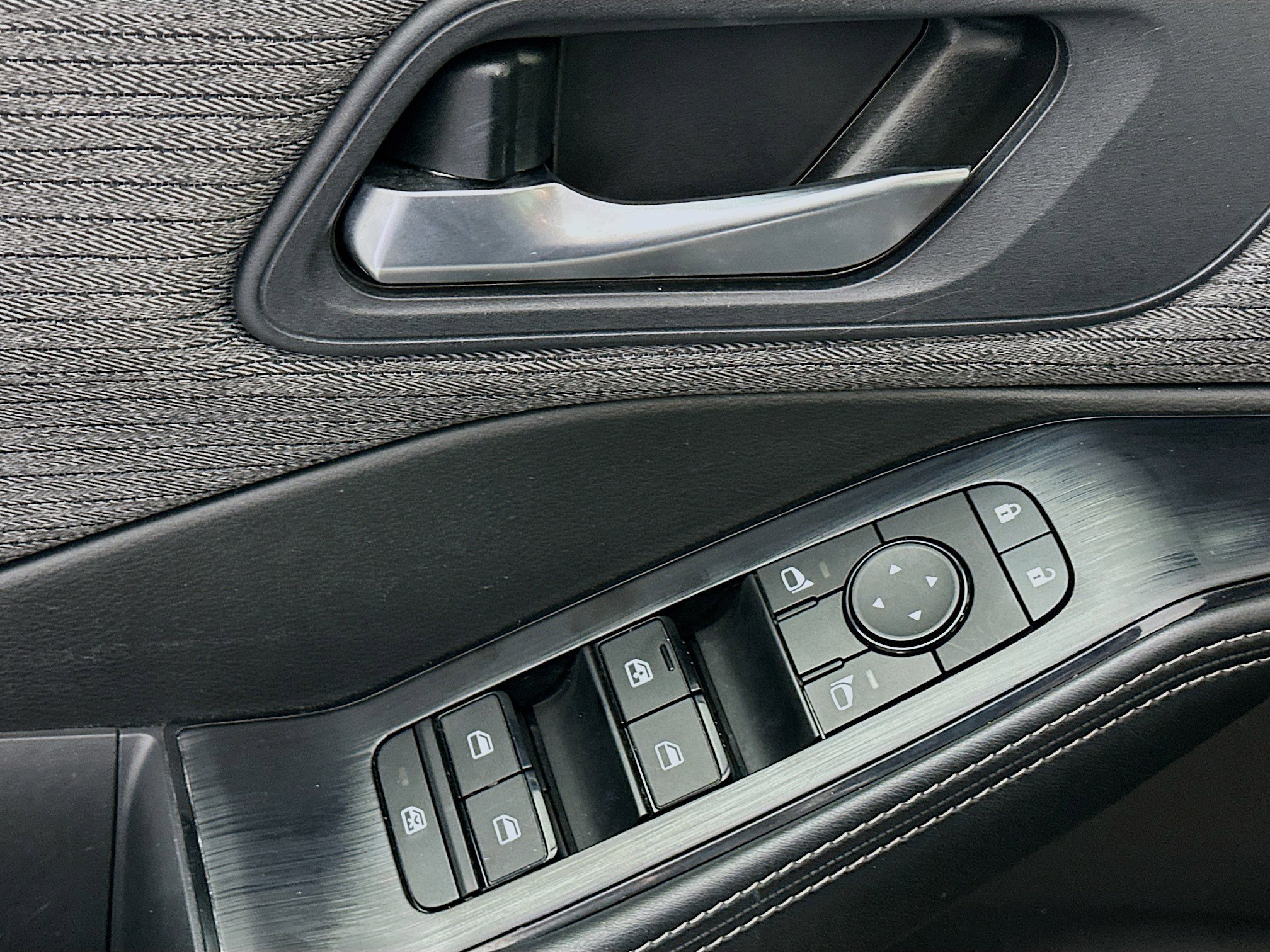 Used 2023 Nissan Rogue SV image 15