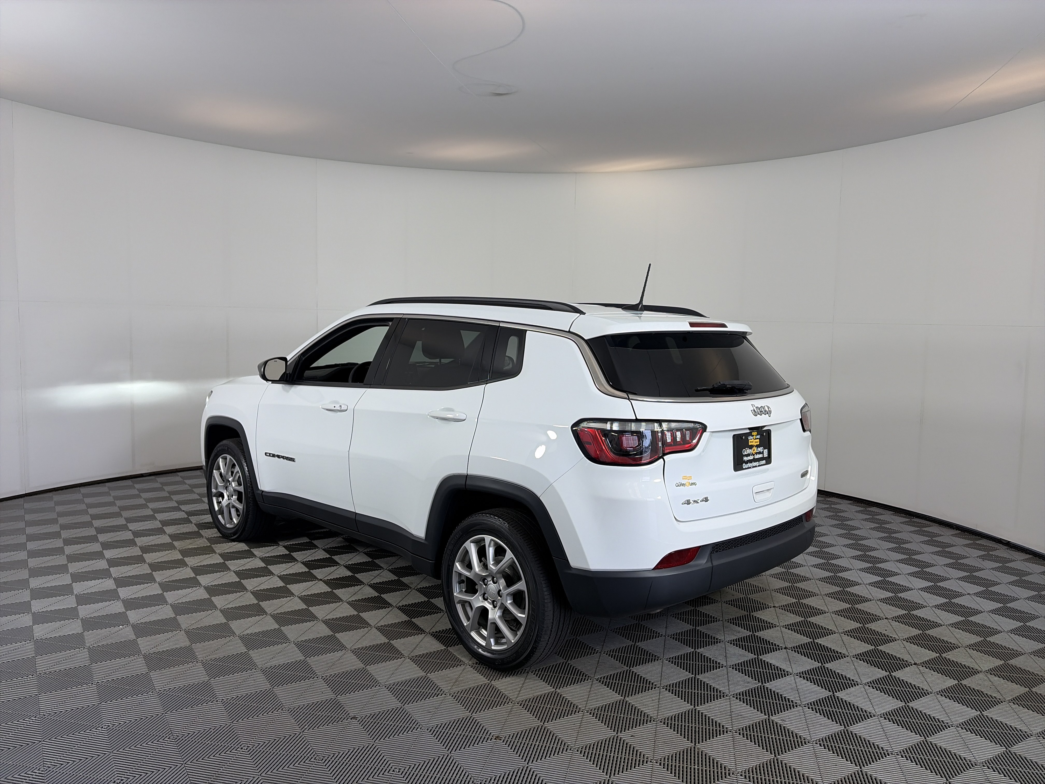 Used 2023 Jeep Compass Latitude AWD/4WD image 8