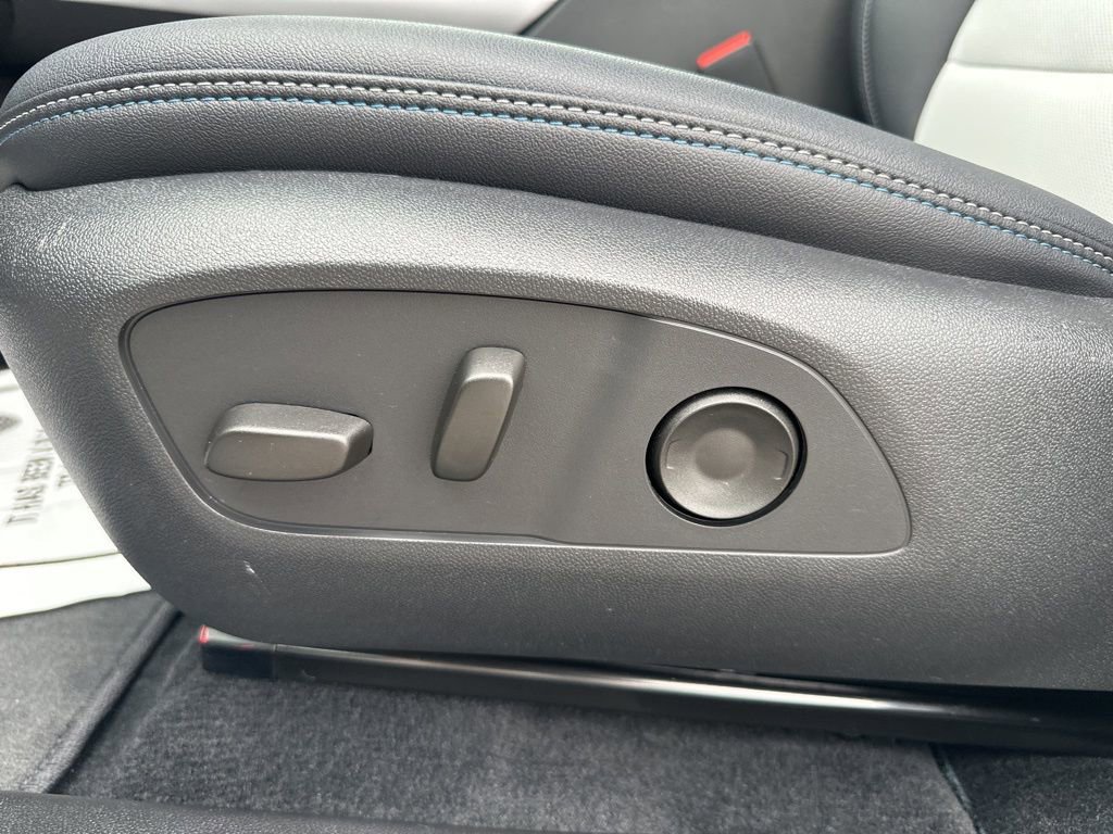 Used 2025 Chevrolet Equinox EV LT image 15