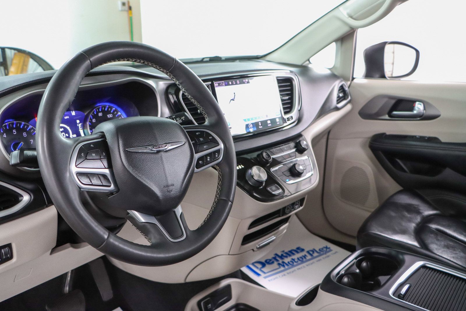 Used 2023 Chrysler Pacifica Touring-L FWD image 22