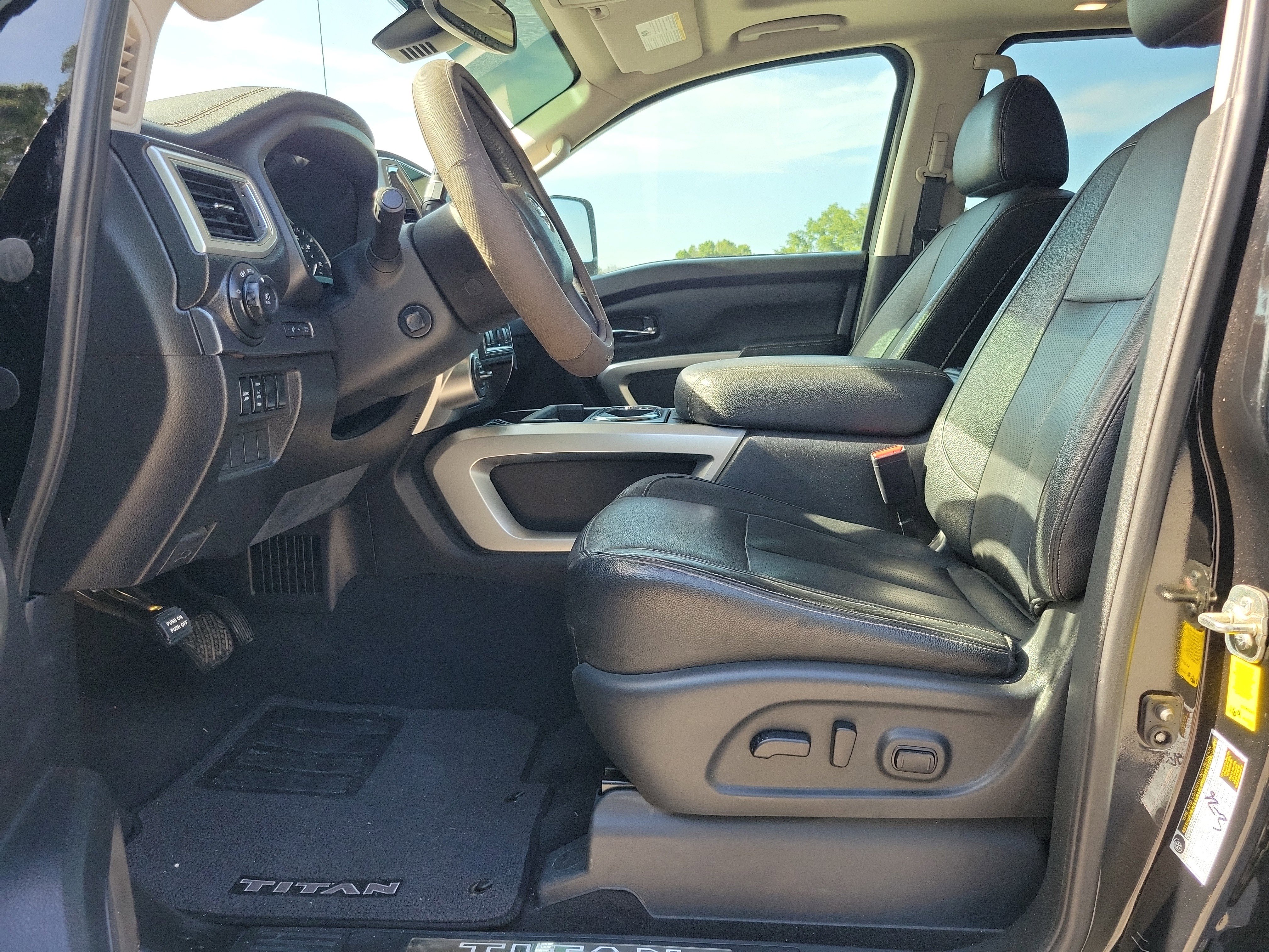 Used 2021 Nissan Titan SL w/ Moonroof Package AWD/4WD image 12