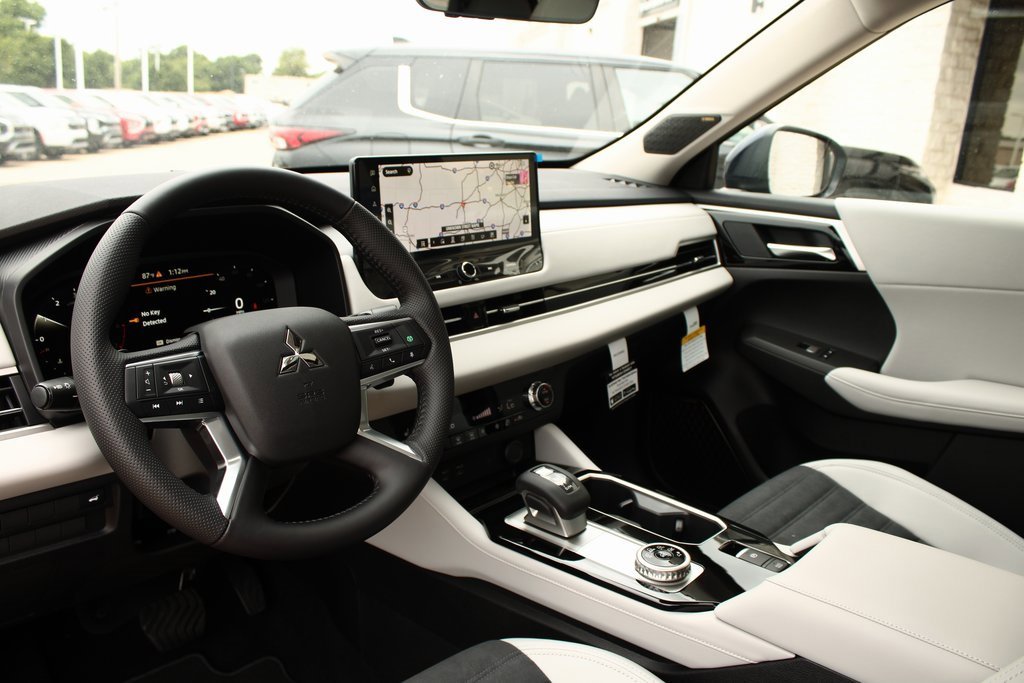 New 2025 Mitsubishi Outlander SE image 3