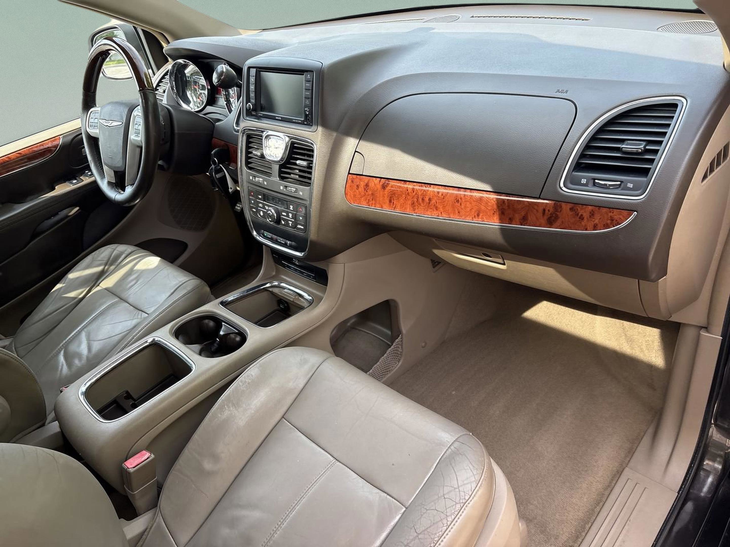 Used 2015 Chrysler Town & Country Limited Platinum FWD image 21