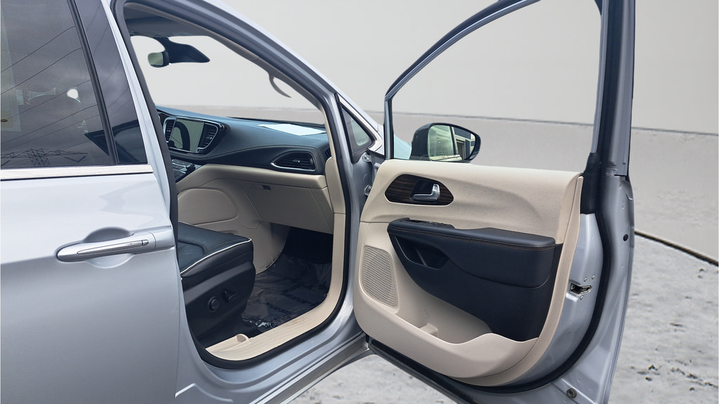 Used 2023 Chrysler Pacifica Limited FWD image 15