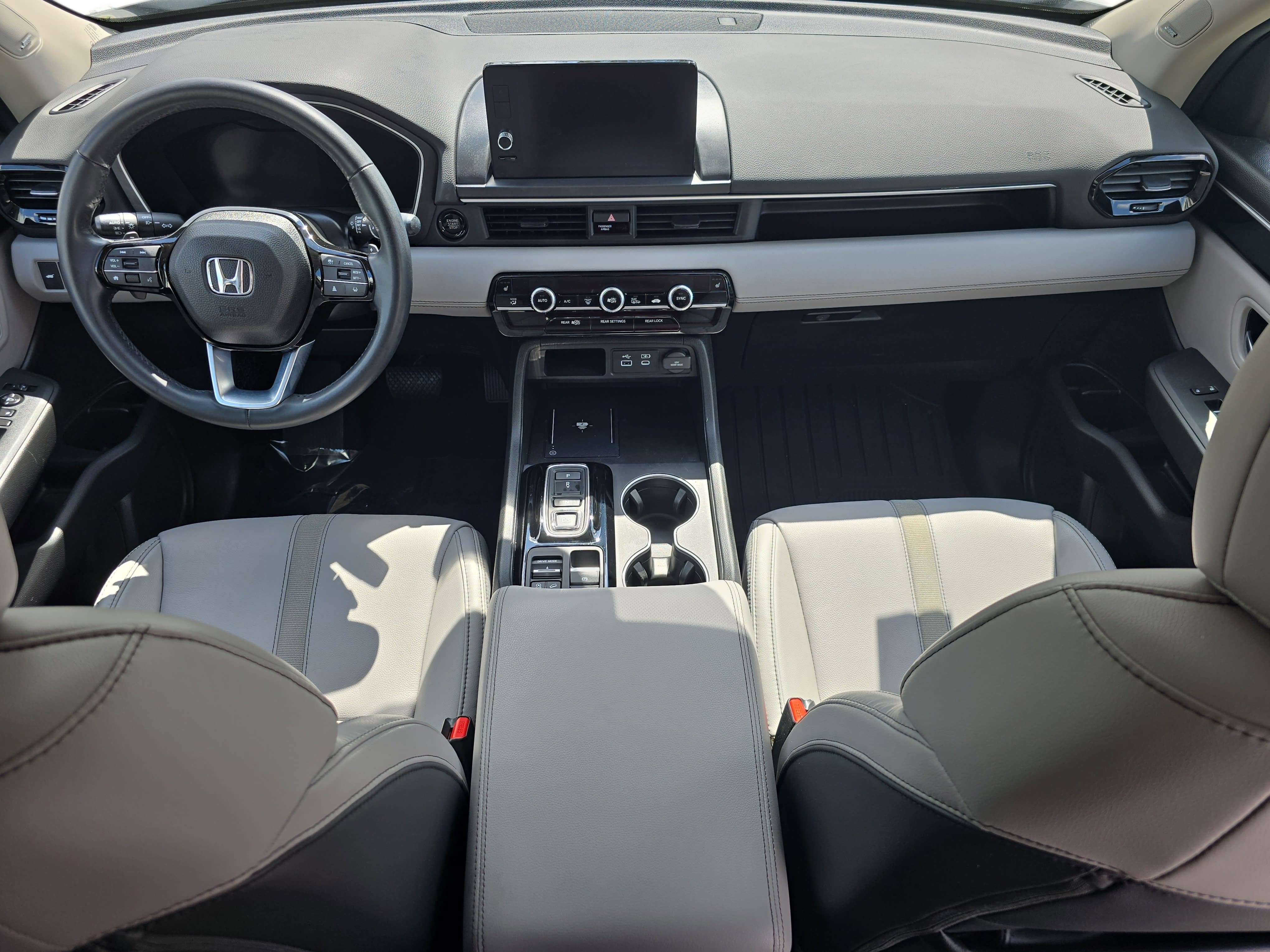 Used 2025 Honda Pilot Touring image 9