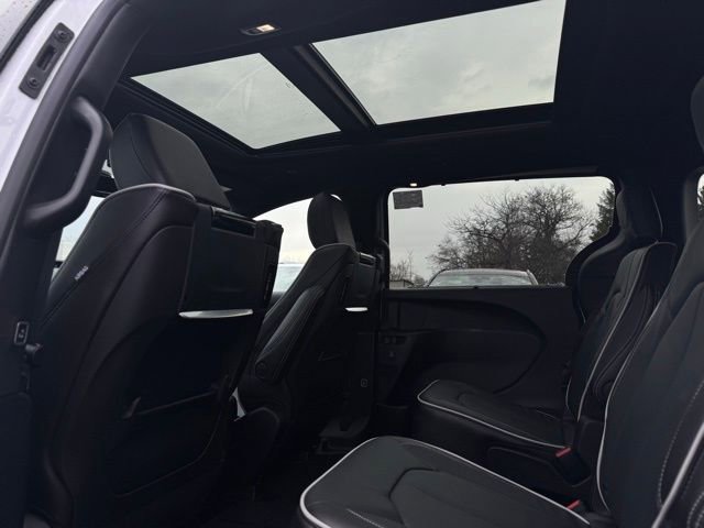 New 2026 Chrysler Pacifica Limited w/ Uconnect Theater Family Group image 20