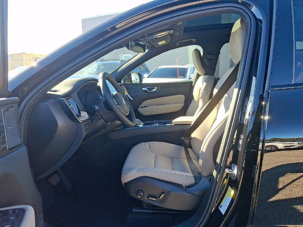 New 2027 Volvo XC60 B5 Plus AWD/4WD image 11