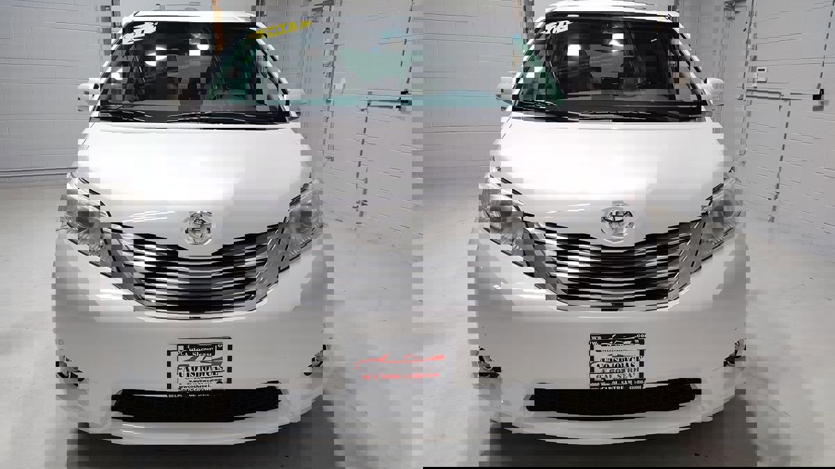 Used 2013 Toyota Sienna Limited w/ Premium Pkg image 4