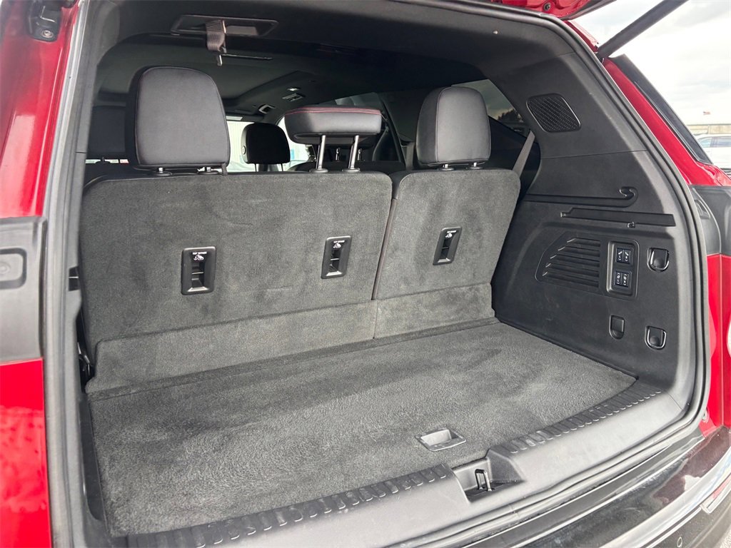 Used 2025 Chevrolet Traverse RS image 32