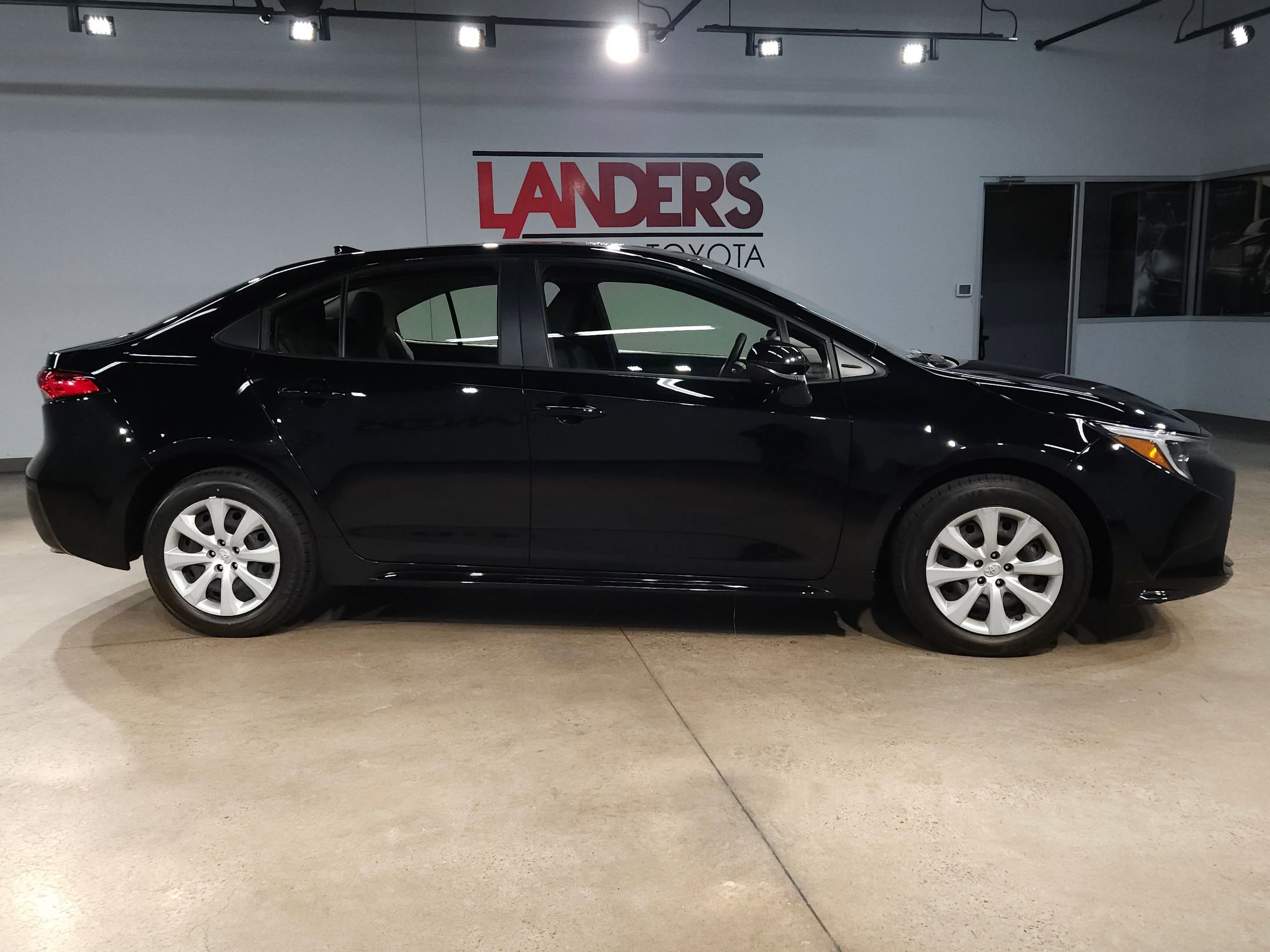 Used 2025 Toyota Corolla LE image 8