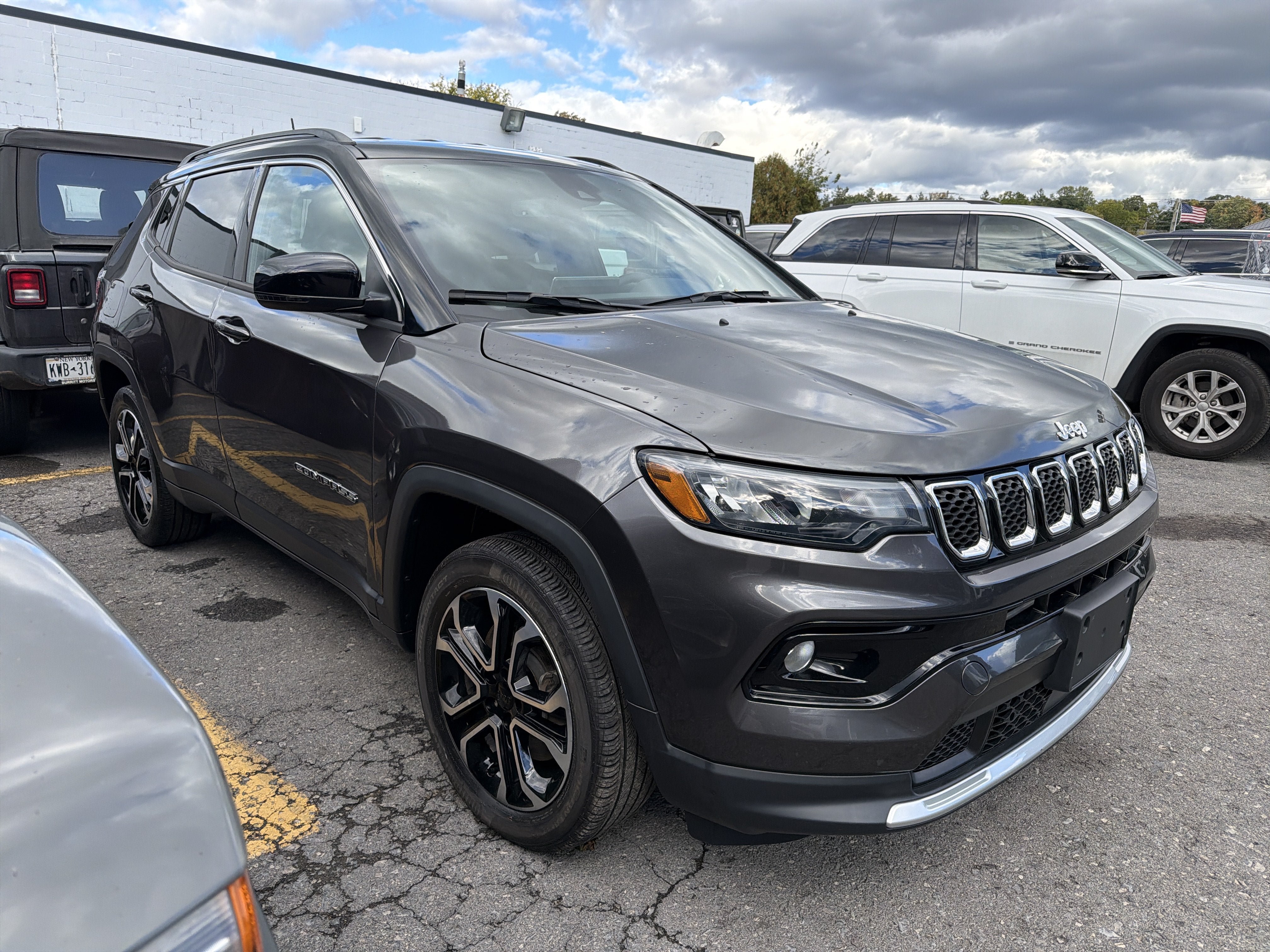 Used 2023 Jeep Compass Limited AWD/4WD image 2
