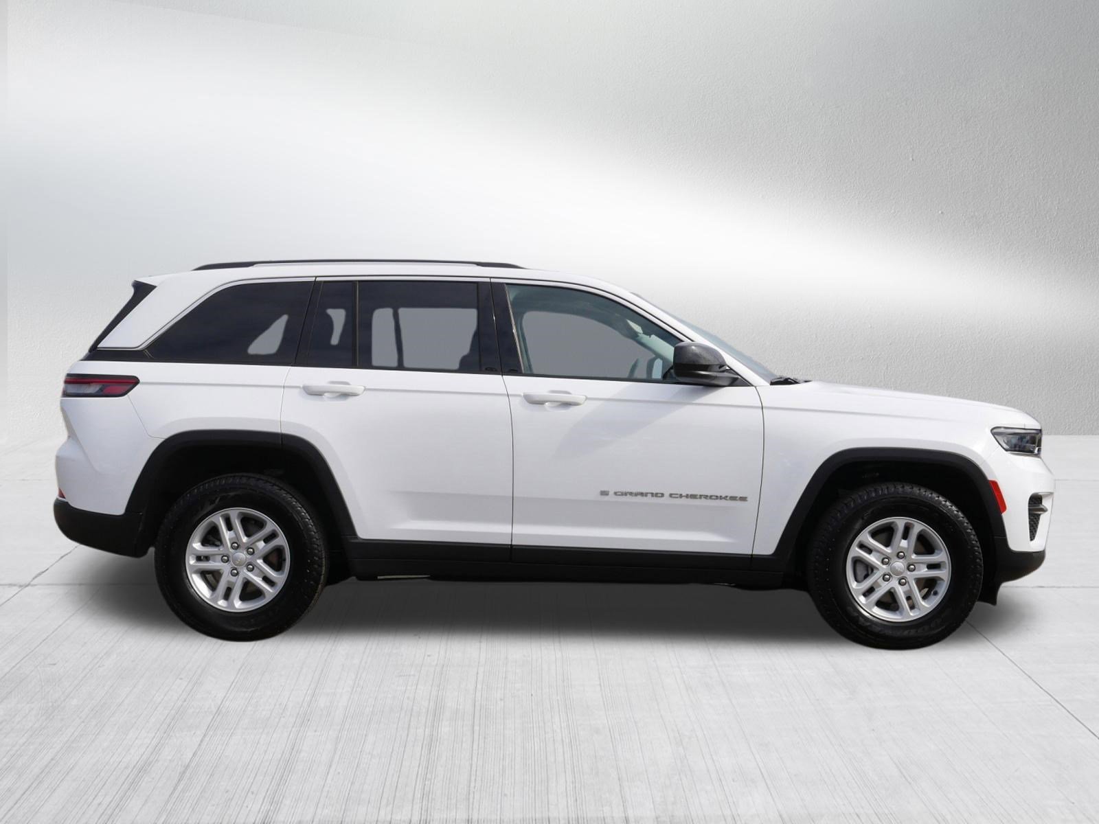 Used 2023 Jeep Grand Cherokee Laredo image 8