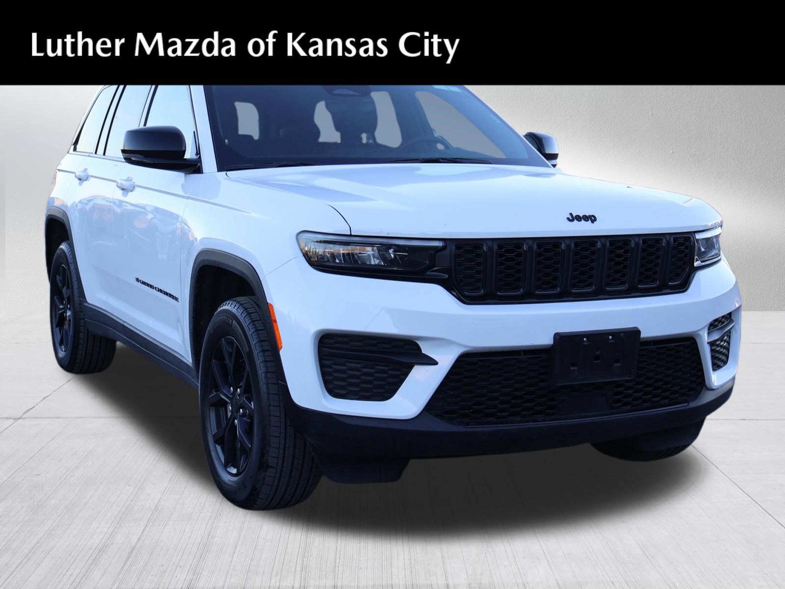 Used 2025 Jeep Grand Cherokee Altitude AWD/4WD image 1